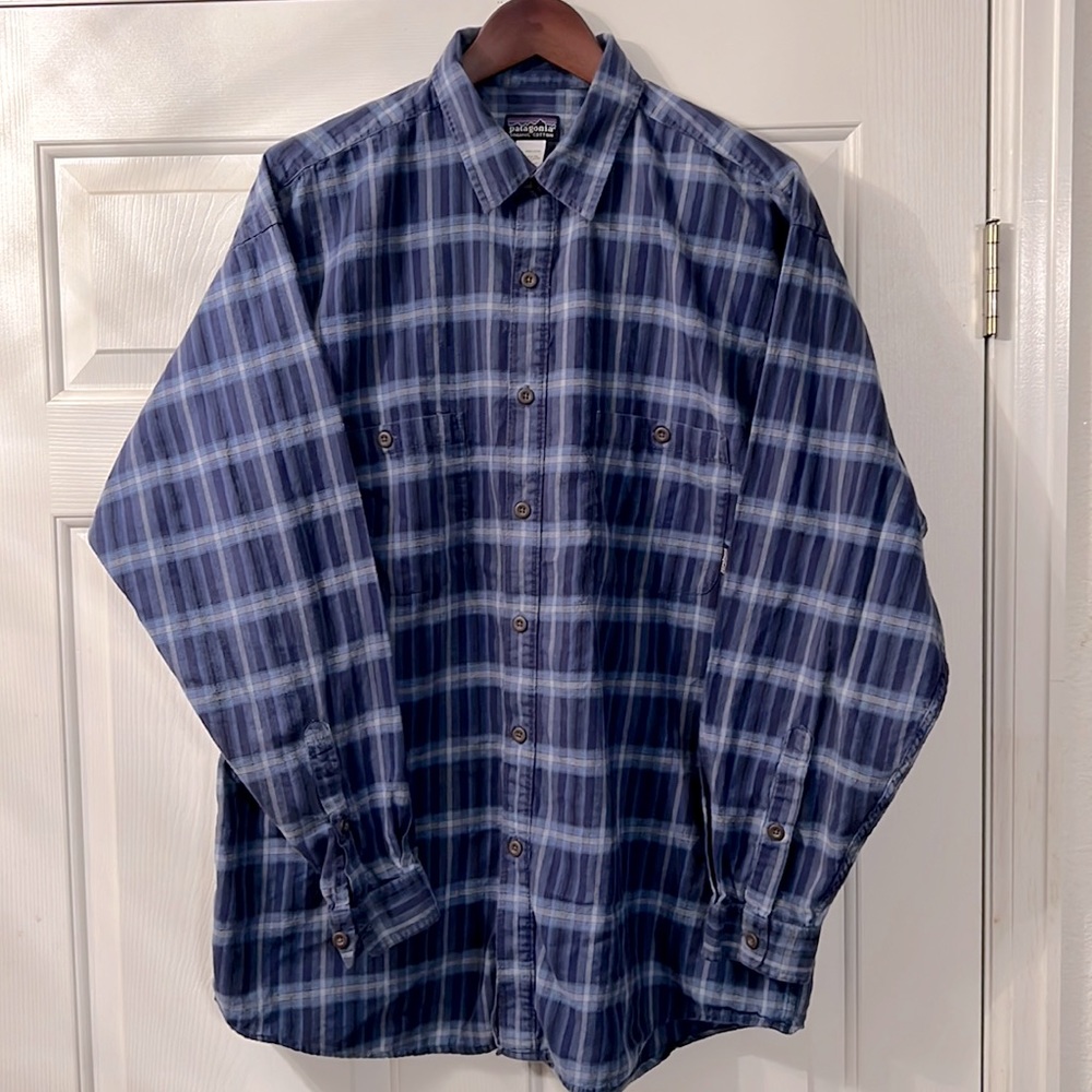 Patagonia men’s organic cotton button up long sleeve shirt. XL blue color